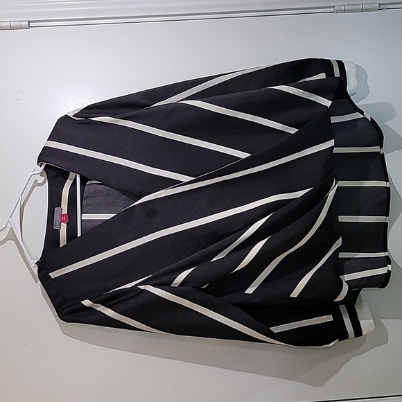 Vince Camuto Women's Longsleeve Blouse Size Medium  Black & White - Picture 1 of 9